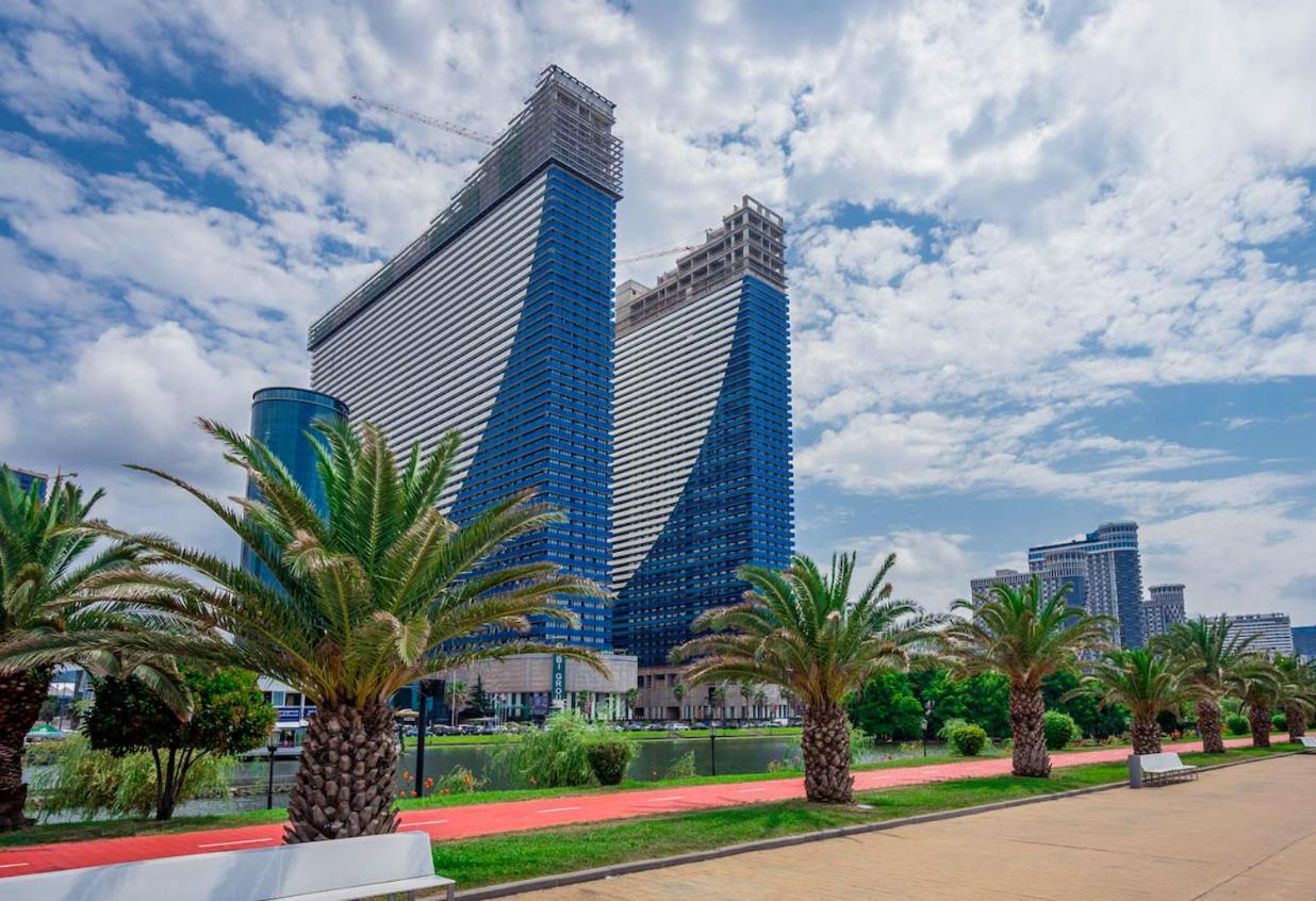 Hellobatumi Aparthotel Екстериор снимка