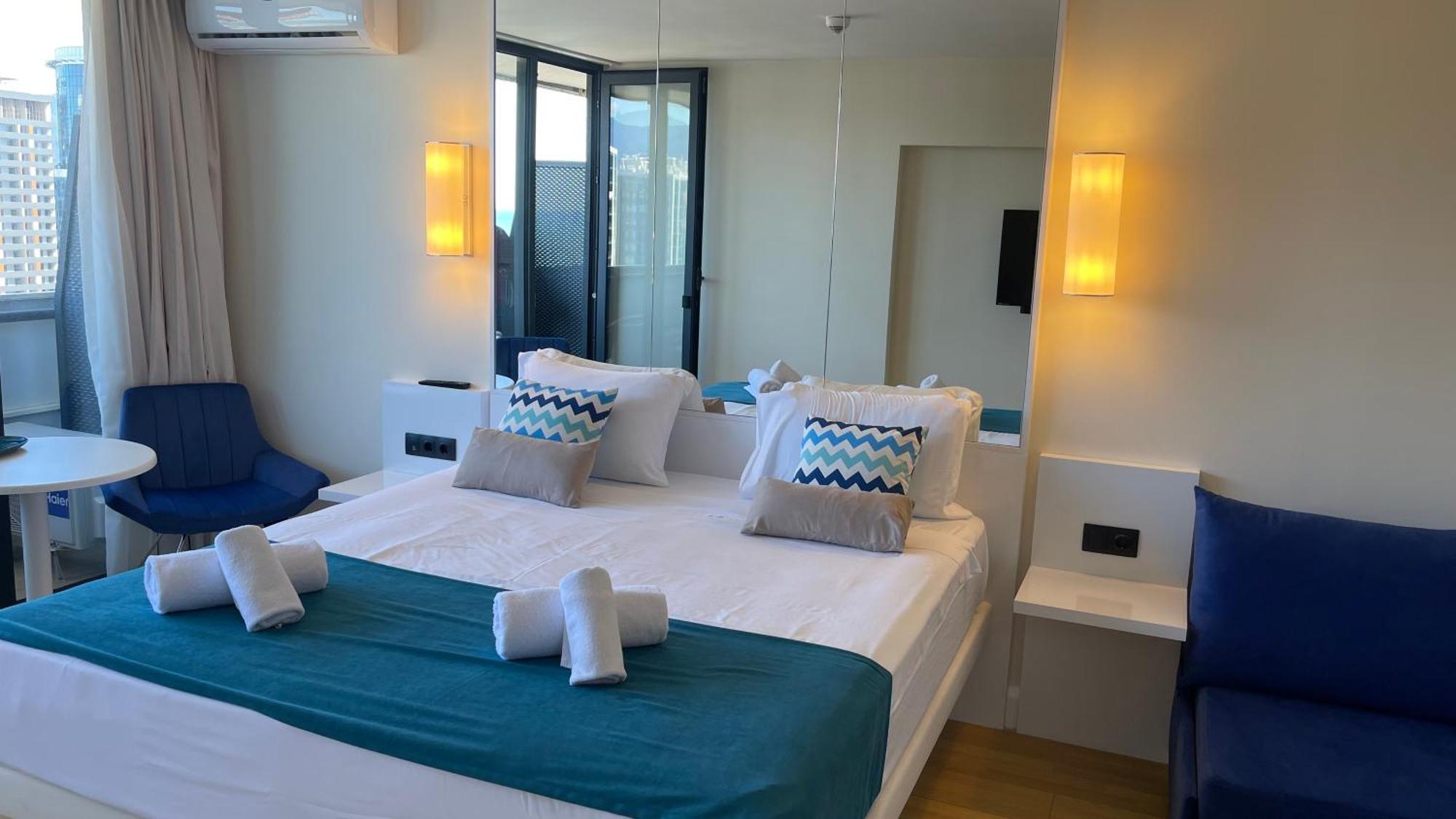 Hellobatumi Aparthotel Екстериор снимка